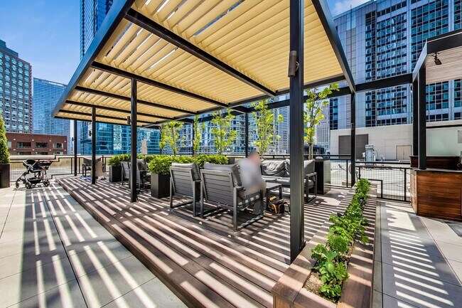 Building Photo - 512 N McClurg Ct