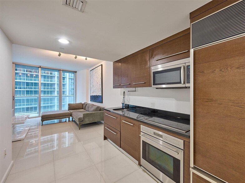 Building Photo - 495 Brickell
