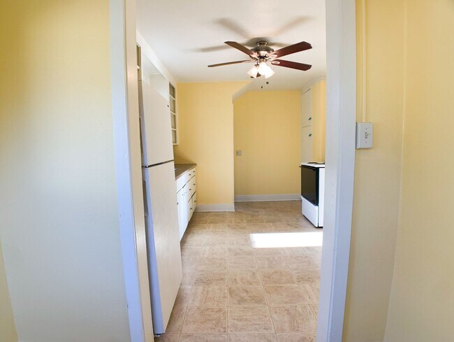 Building Photo - Adorable 3bdrm Home in Great Neighborhood! Lovely Yard!