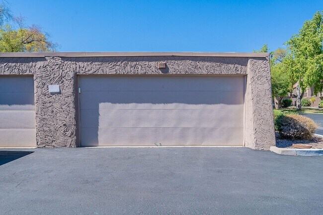 Building Photo - Live in luxury in this Scottsdale condo!