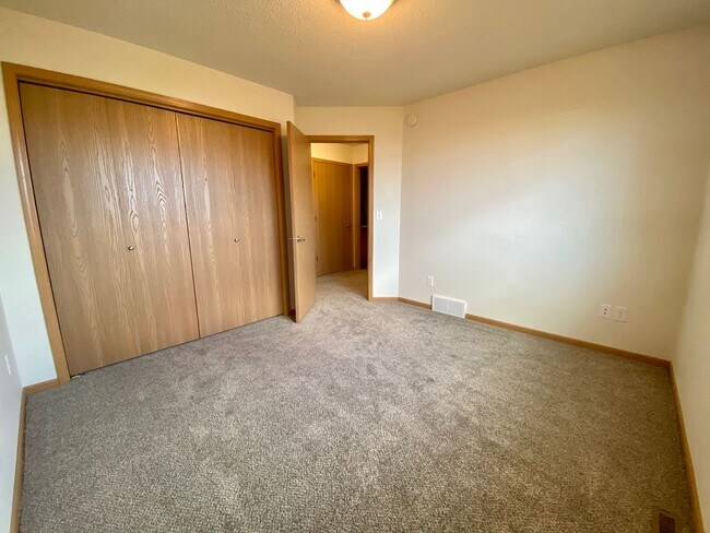 Building Photo - Spacious 4 Bedroom Townhome in Great Neigh...