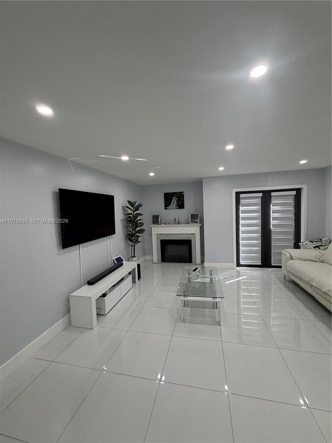 Building Photo - 844 W 41st St