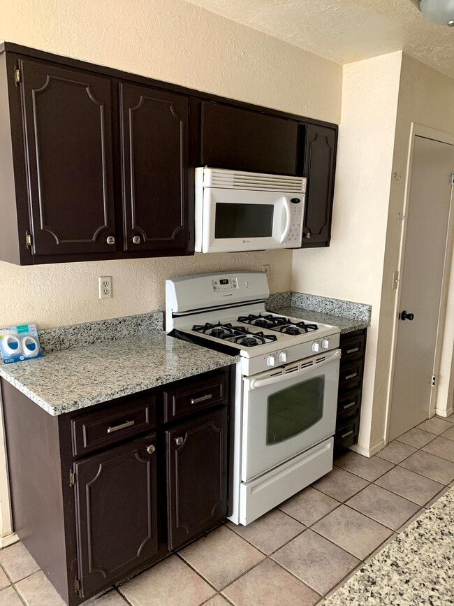 Building Photo - 2205 Anise Dr