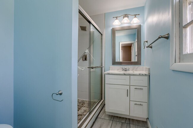 Building Photo - 4 Bedroom Westside Ranch!!