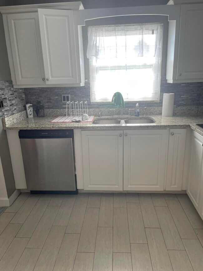 Building Photo - 5725 Fernley Dr E