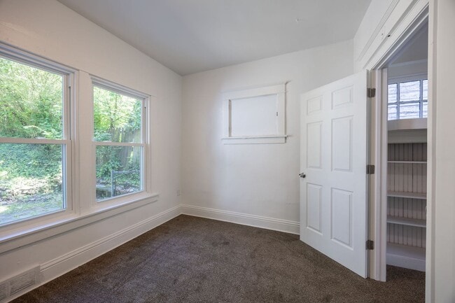 Building Photo - Renovated Large 4 Bedroom House in McKeesp...