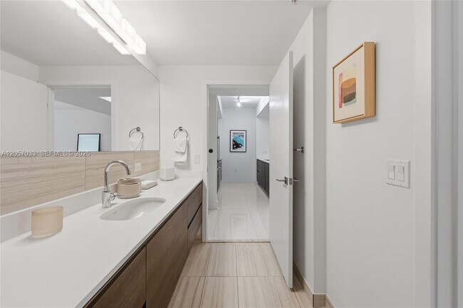 Building Photo - 301 Altara Ave