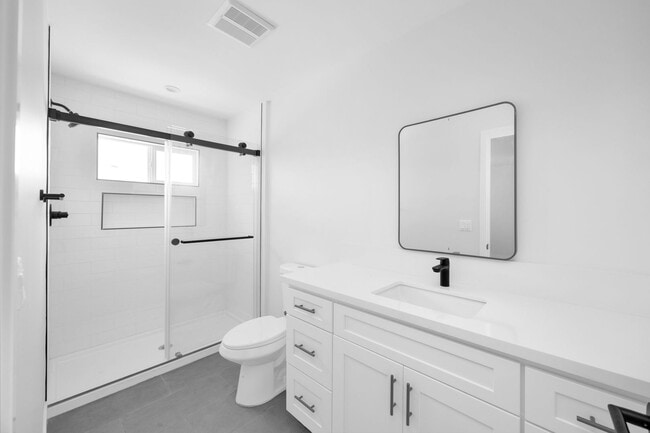 Building Photo - 3 Bedroom, 2 Bathroom Home – Near CSULB