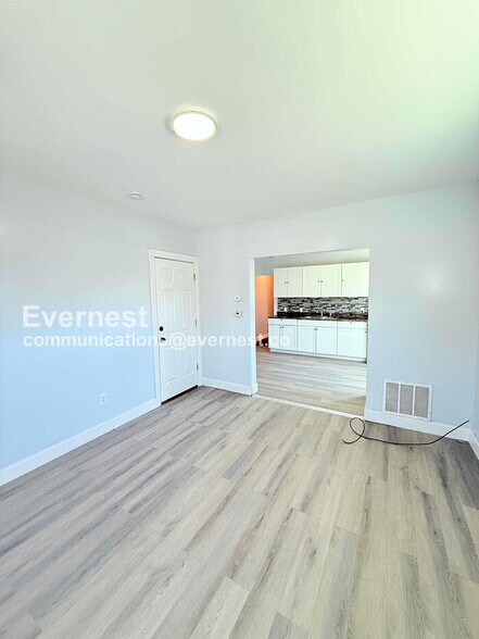 Building Photo - 2484 Woodmere St