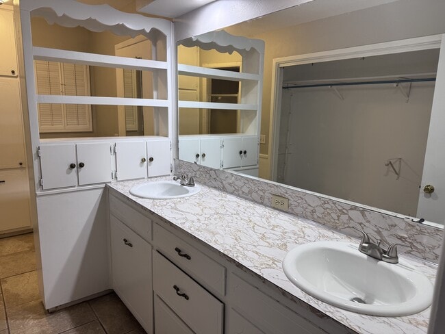 Building Photo - 2118 Westbrook Ave