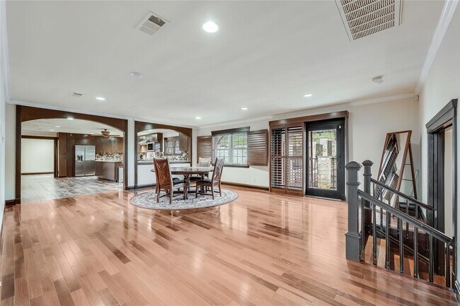 Building Photo - 4900 Balcones Dr