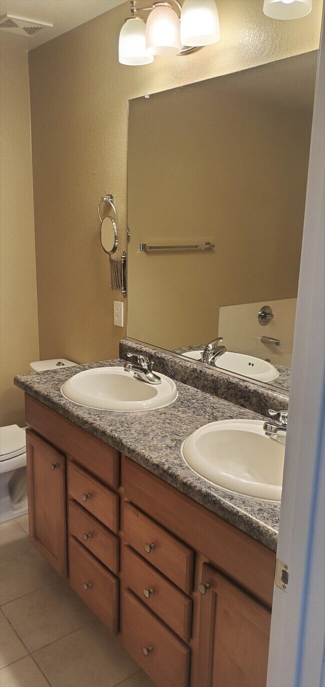 Building Photo - Beautiful 4-Bedroom Home For Rent in Queen...