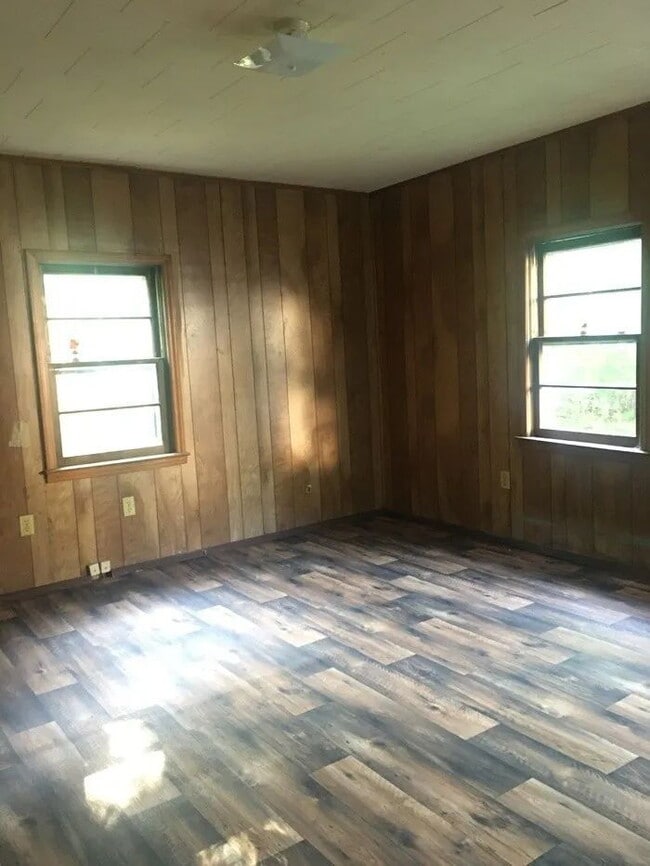 Building Photo - Charming 2-Bedroom Gem on River Street – Your Cozy Laurens Retreat!