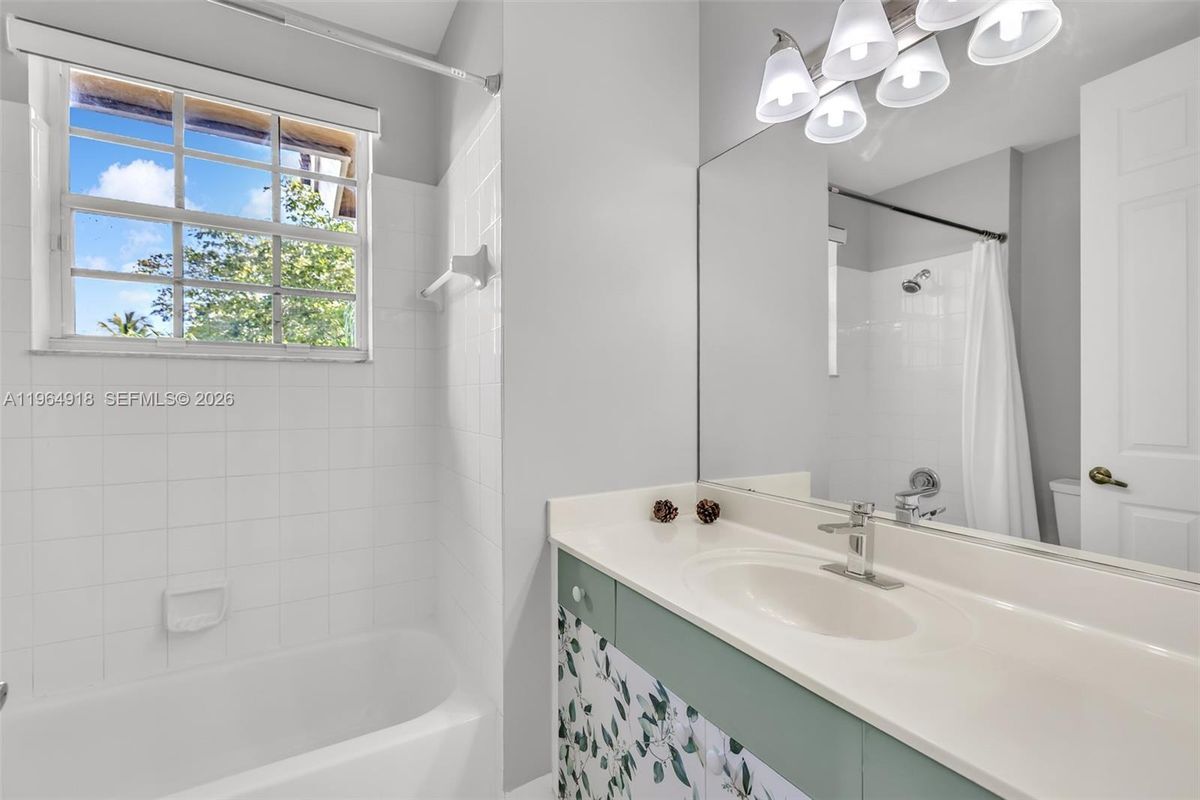 Building Photo - 558 NW 118th Ave