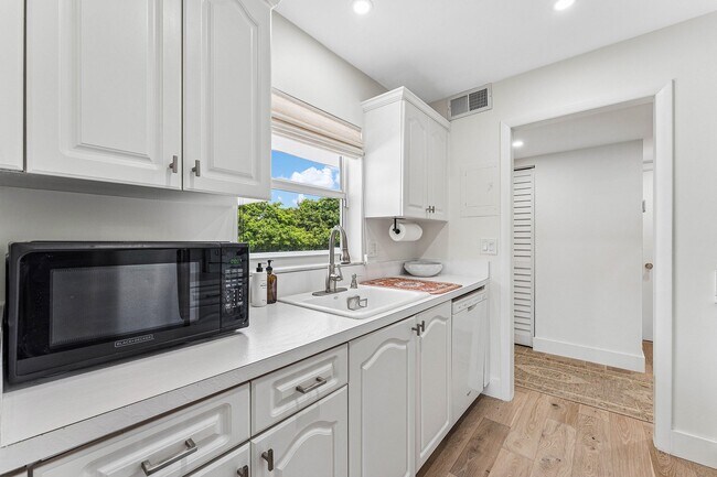 Building Photo - 207 Tropic Isle Dr