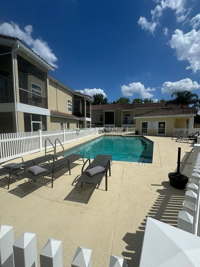 Building Photo - 3 Bedroom 2 Bath - Lovely and Cozy Condo f...