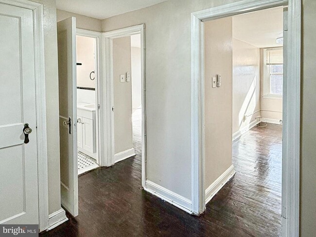 Building Photo - 116 W Berkley Ave