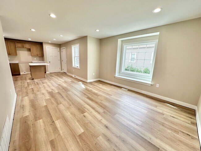 Primary Photo - 1284/1284A N 68th Street