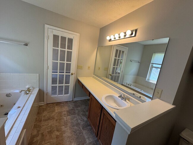 Building Photo - Eagle Creek 3 Bed 2.5 Bath