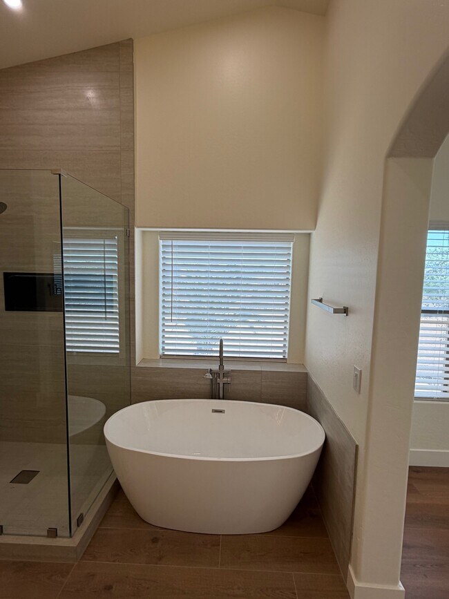 Building Photo - 2741 E Quiet Hollow Ln