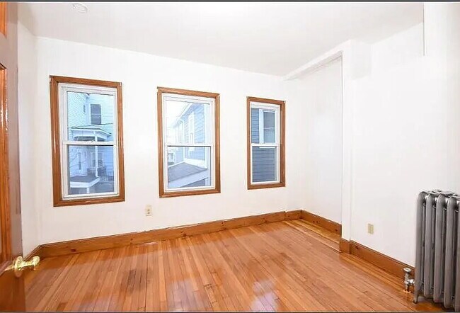 Building Photo - Apartment Available for Rent in Dorchester, MA