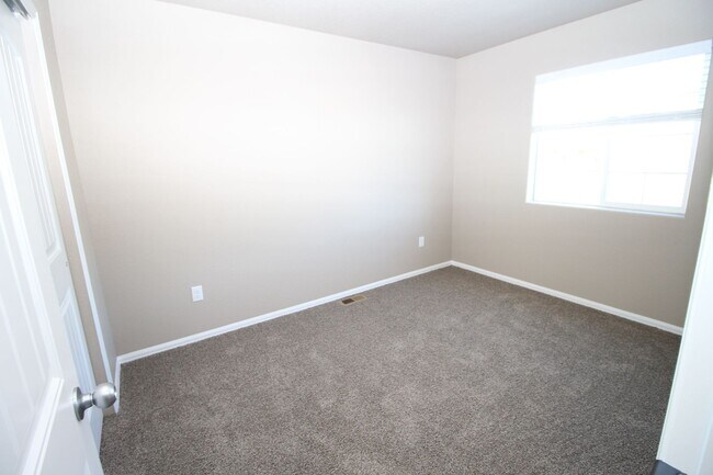 Building Photo - Brand New Townhome