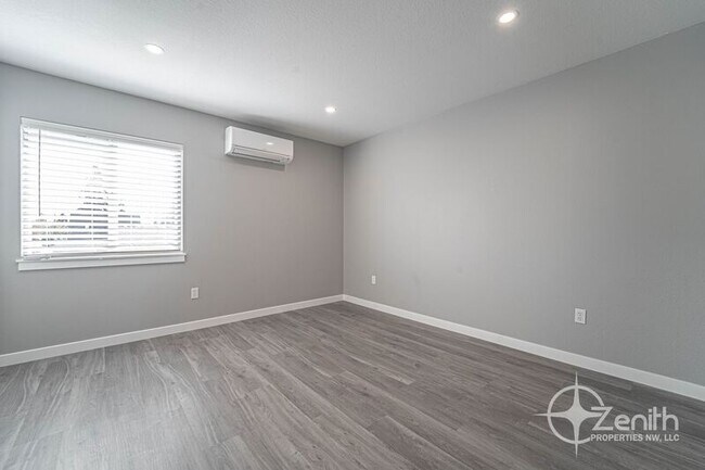 Building Photo - 705 E 39th St