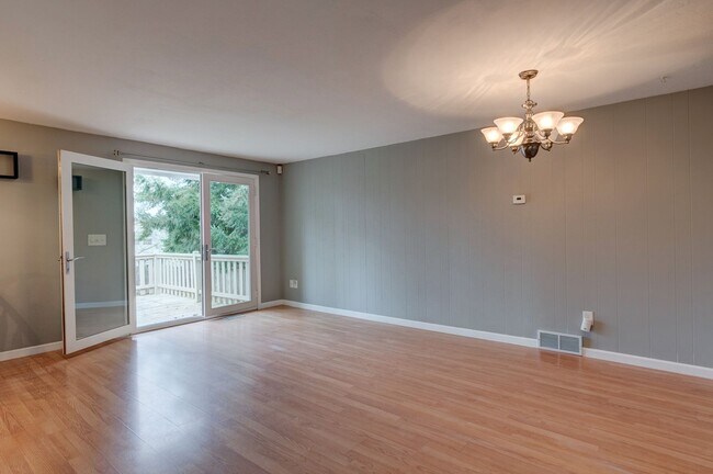 Building Photo - Beautifully Updated 3-Bedroom Home with Large Fenced Yard