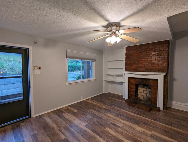 Building Photo - 2 Bedroom 1 Bathroom Single Family Home (M...