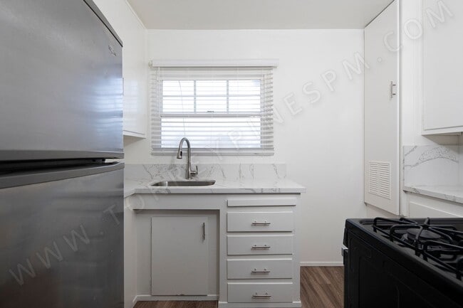 Building Photo - 1 MONTH FREE ~ 2BR with Lots of Light in Great Pacific Beach Location!