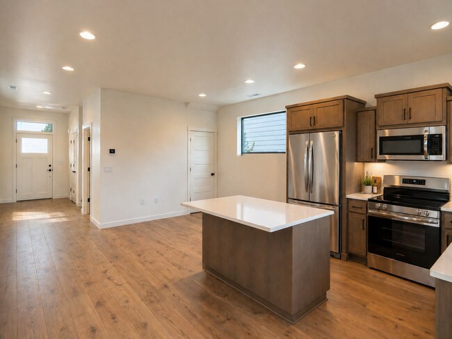 Building Photo - 10112 NE 45th Ct