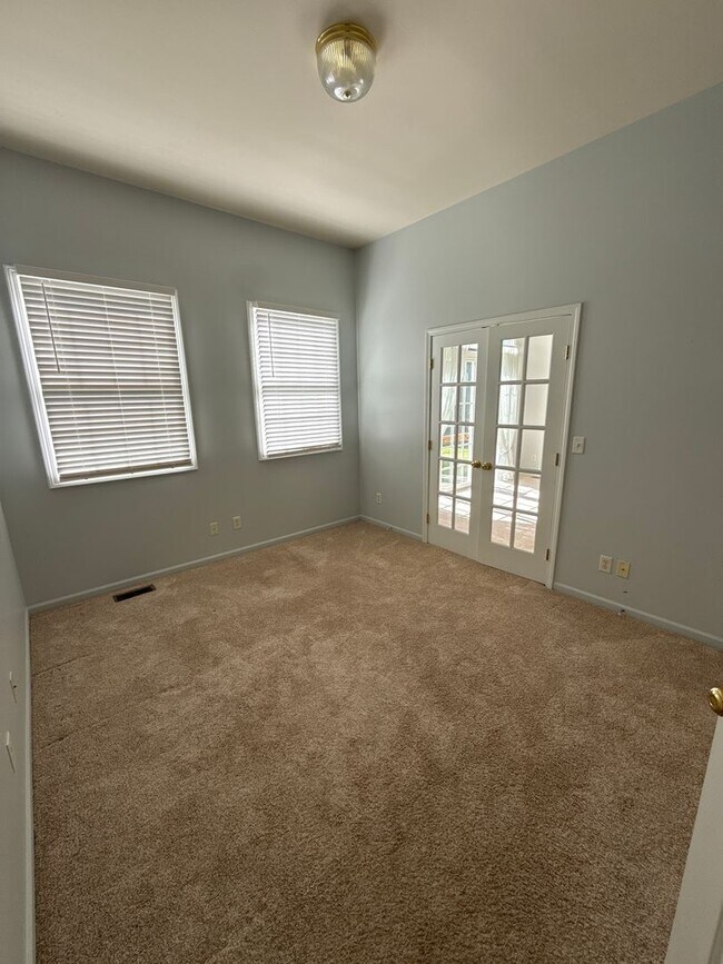 Building Photo - 3 Bed 2 Bath