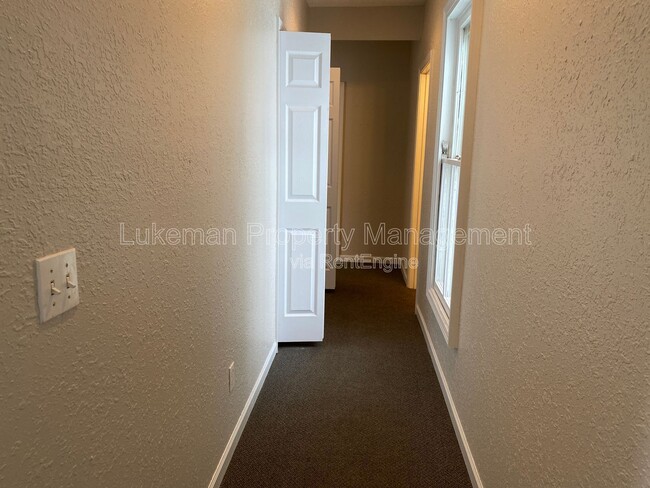 Building Photo - 421 Oak St