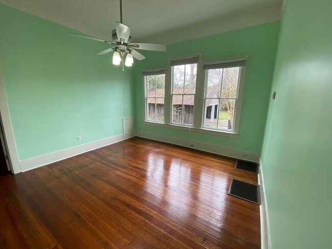 Building Photo - 215 Versailles Blvd