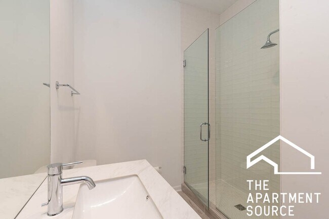 Building Photo - South Loop 3 bed 2 bath -- Updated Kitchen, LARGEST Floorplan in the building
