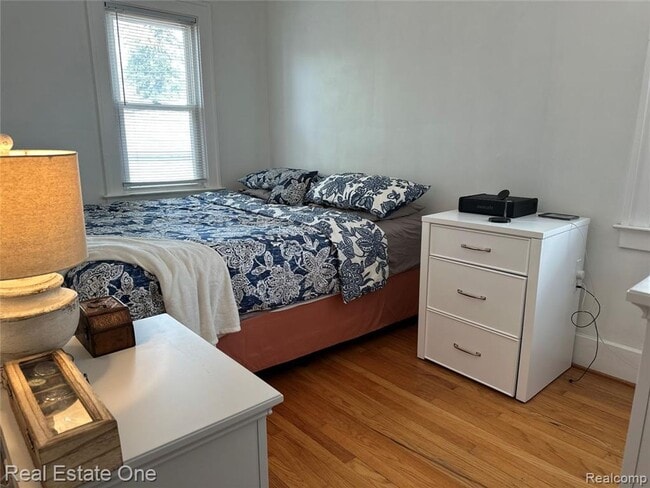 Building Photo - 2 Bedroom 1 Bath