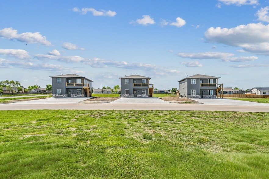 Building Photo - 105 Meadowbrook Dr