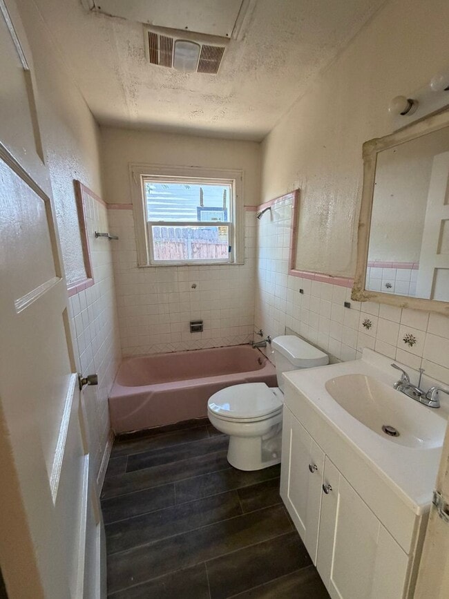 Building Photo - 3709 Beverly Dr