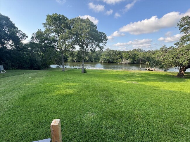 Building Photo - 772 Riverside Dr