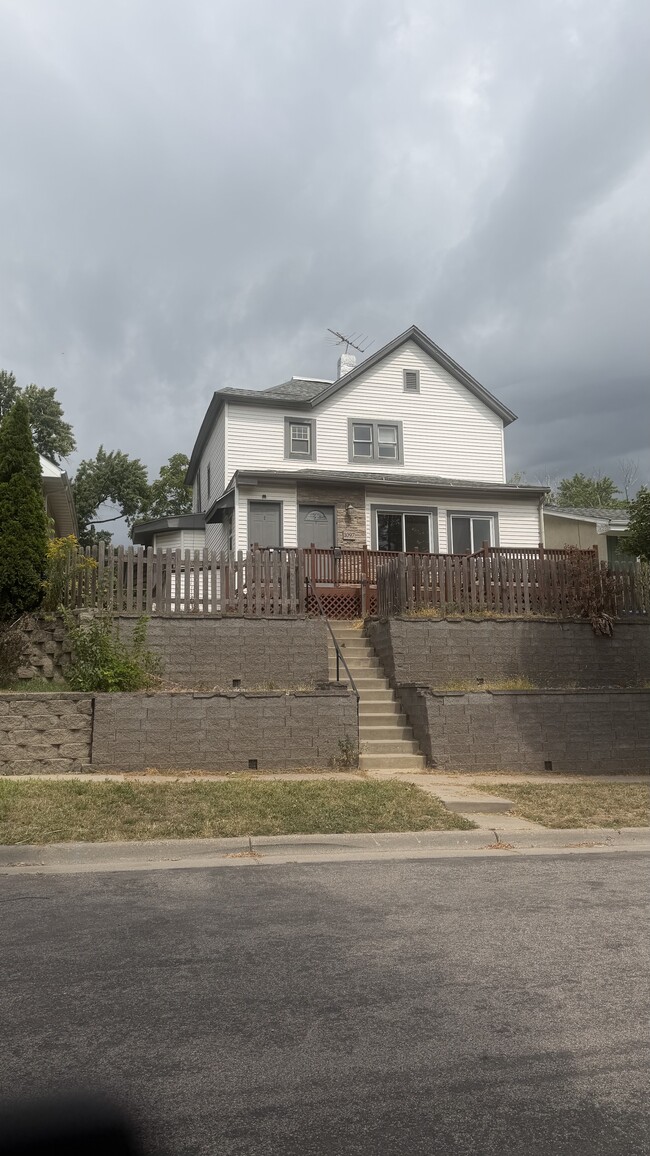 Building Photo - 1097 Suburban Ave E