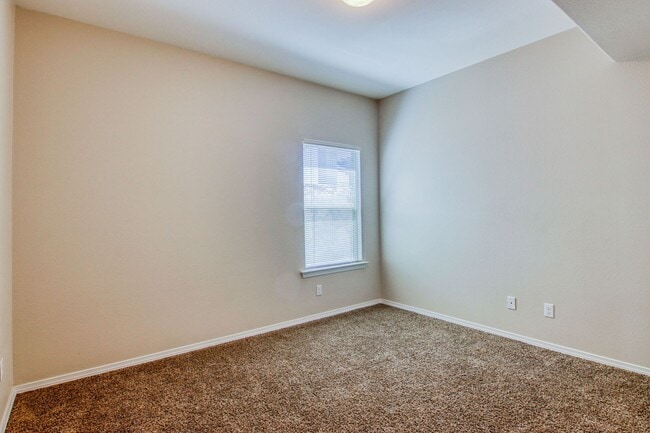 Building Photo - Beautiful Modern & Contemporary House 3 beds-2 baths in 79932