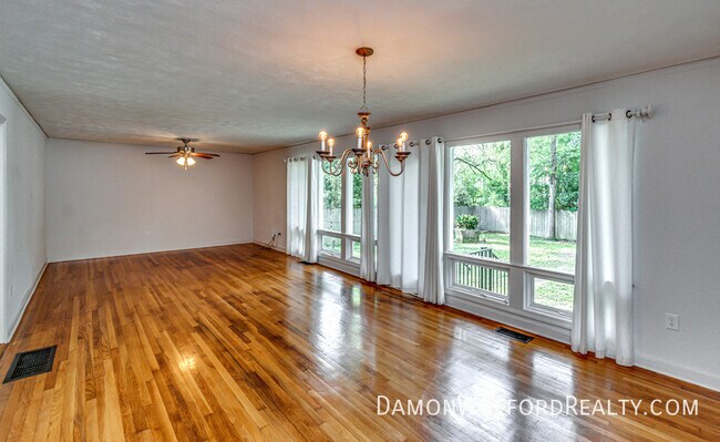 Building Photo - 1827 Parkridge Dr