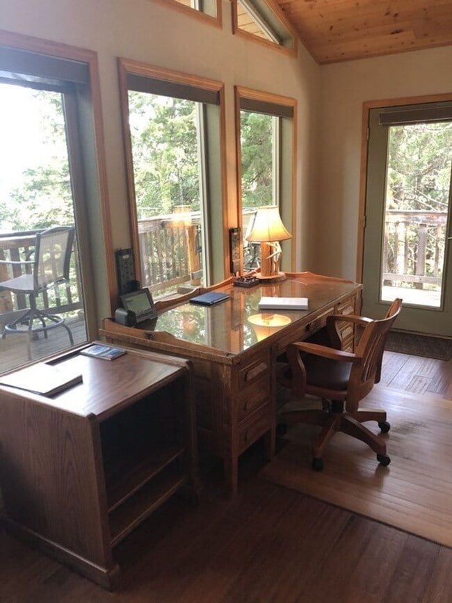 Building Photo - House on Finley Point Fully Furnished