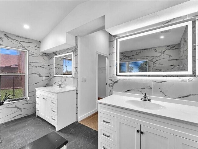 Building Photo - 2928 SE Bella Rd