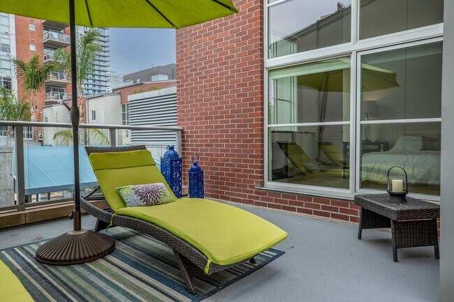 Building Photo - Modern Townhome Living in the Heart of Dow...