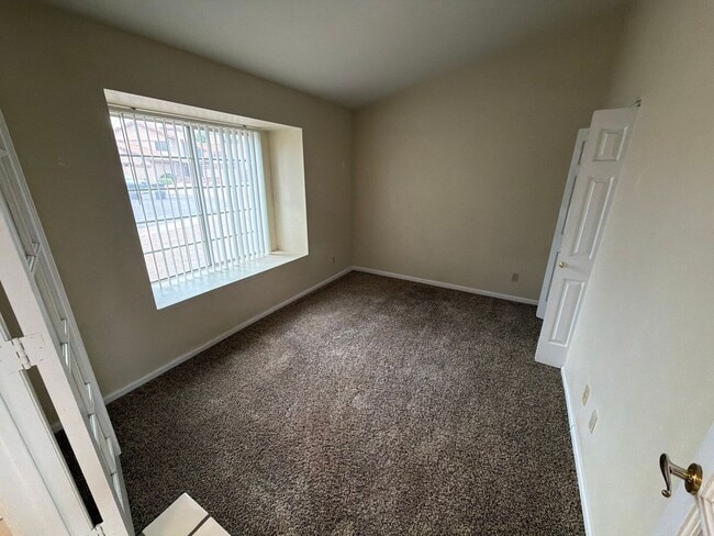 Building Photo - 837 N Oak Ct