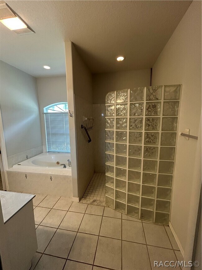 Building Photo - 2675 N Canterbury Lake Dr