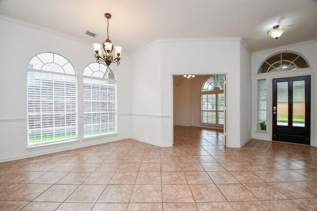 Building Photo - 535 Avery Dr