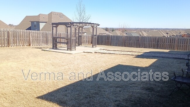 Building Photo - 1610 Sweetbriar Way