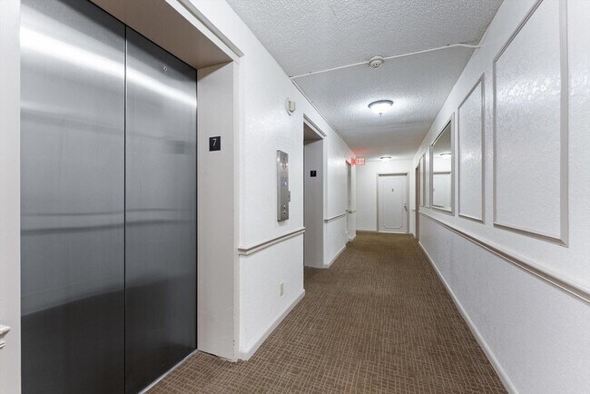 Building Photo - 2425 Presidential Way